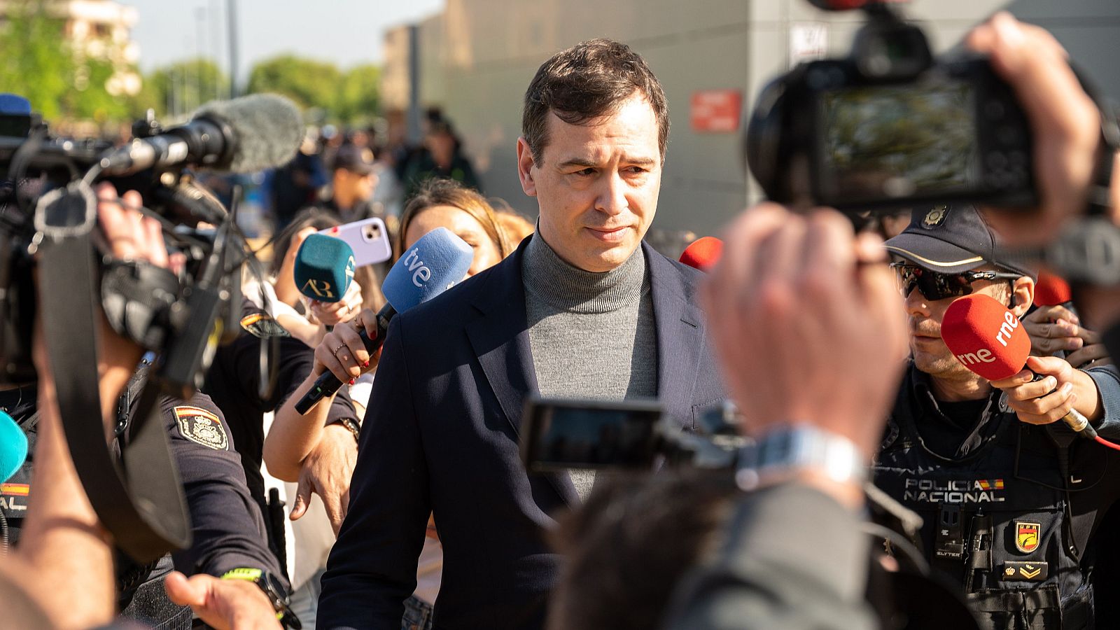 El hermano de Pedro Sánchez, David Sánchez, sale tras declarar en calidad de investigado en el Juzgado de Instrucción número 3 de Badajoz.