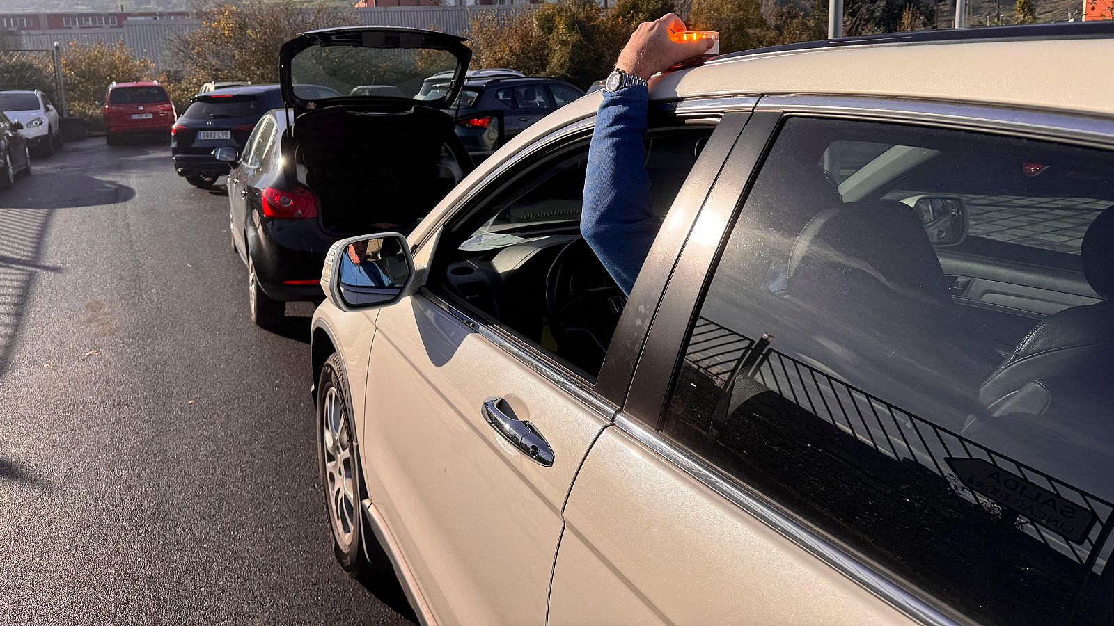 Facua acusa a la DGT de contribuir a un "fraude masivo" con las balizas V-16 y pide un "protocolo de alerta pública"