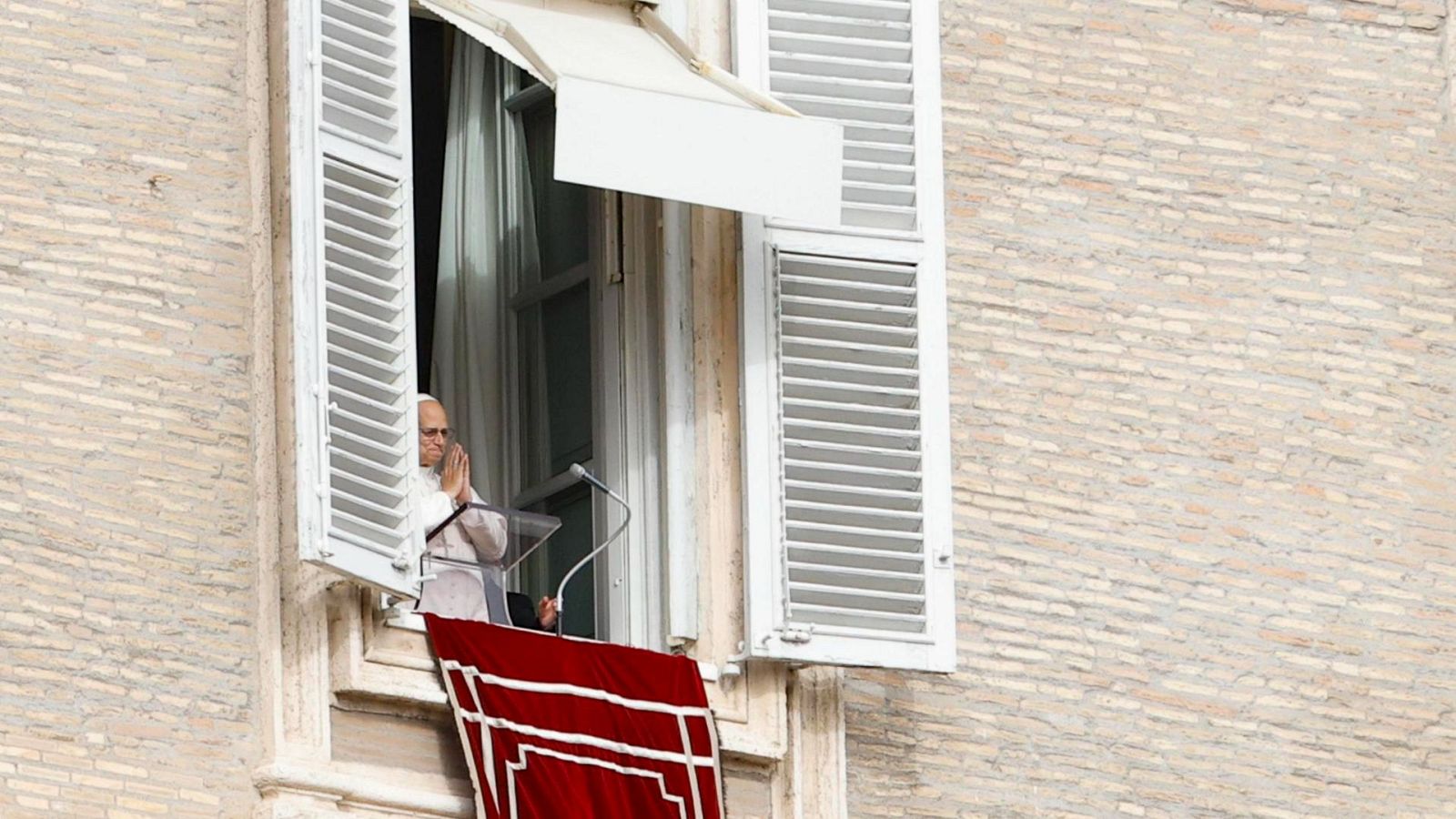 El papa León XIV reza el Ángelus en la plaza de San Pedro del Vaticano