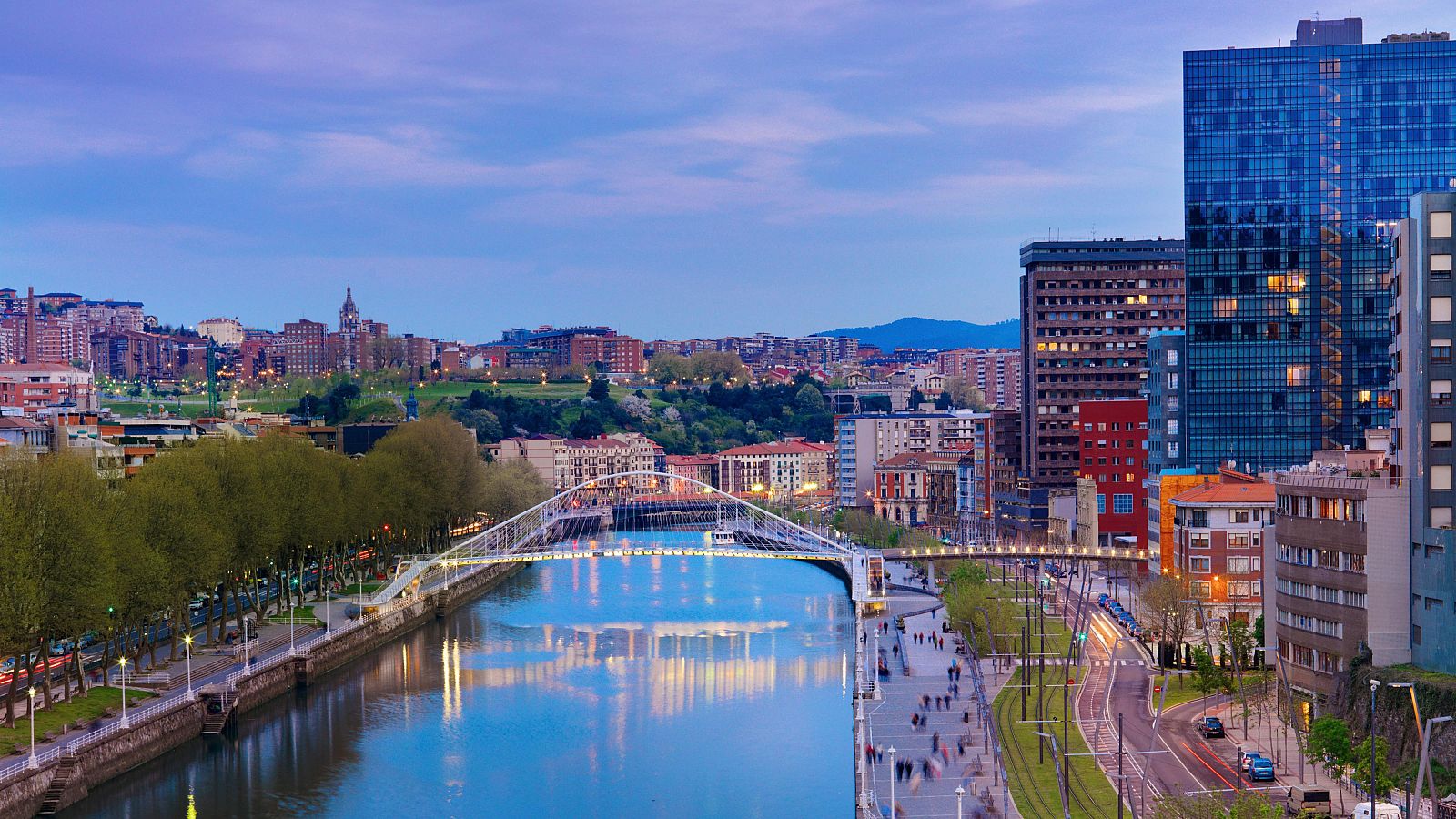 Ría de Bilbao a su paso por puente Zubizuri (Puente Peatonal del Campo de Volantín)