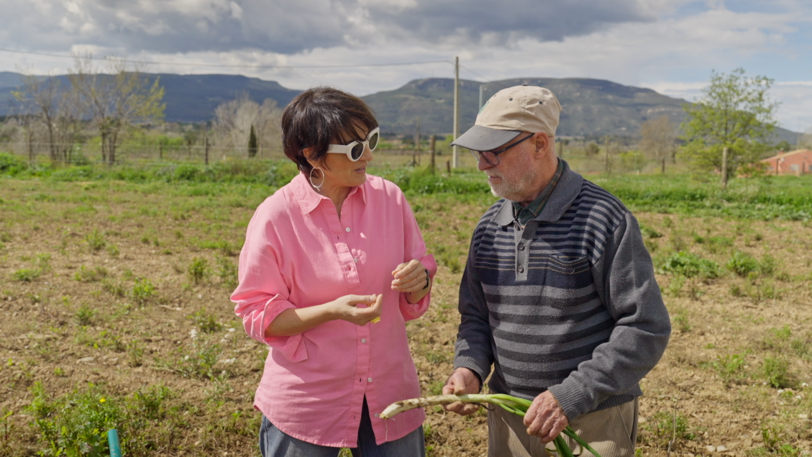 Sílvia Abril i Josep collint calçots a Valls