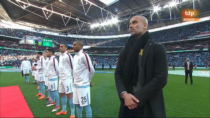 Guardiola desafía a la Federación inglesa y luce el lazo amarillo en Wembley