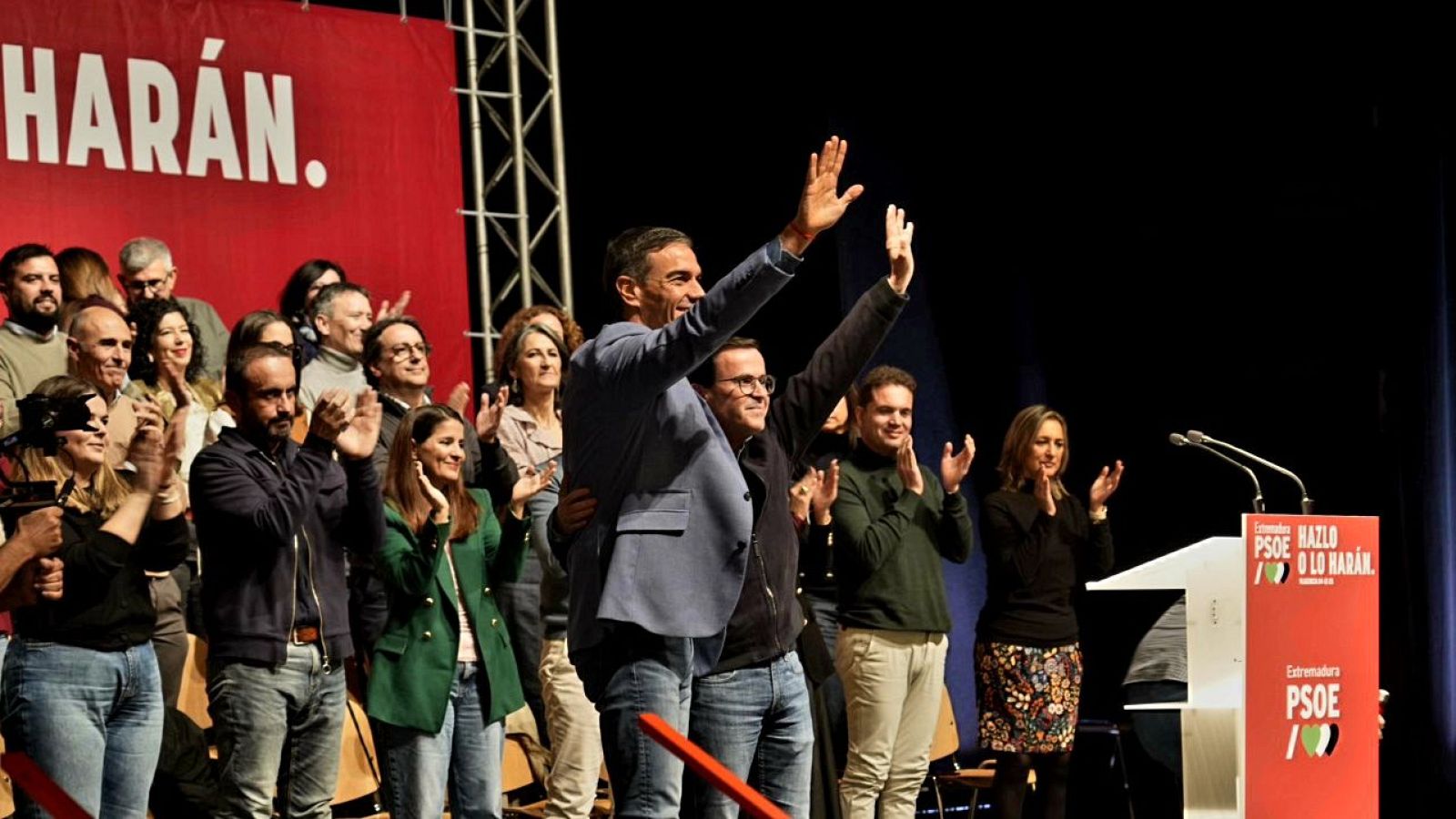 El presidente del Gobierno, Pedro Sánchez, y el candidato socialista a la Junta de Extremadura, Miguel Ángel Gallardo.