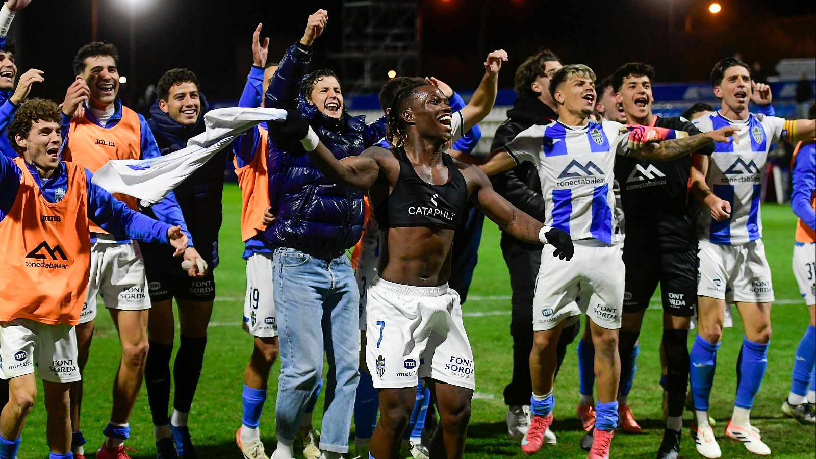 Los jugadores del Atlético Baleares celebran su victoria sobre el Espanyol, al que han eliminado en Copa.
