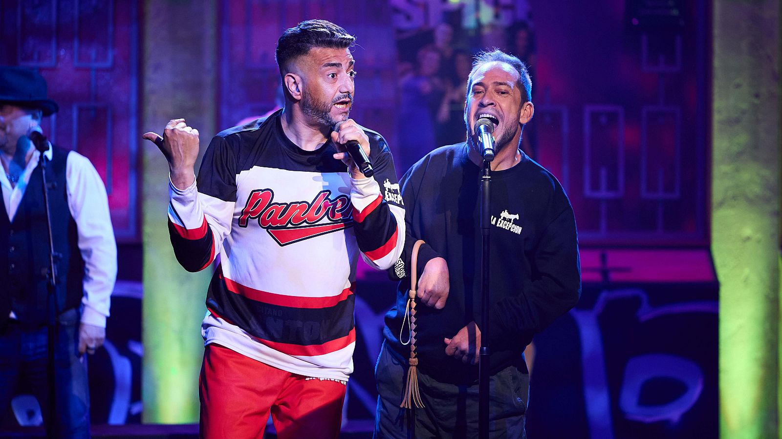 Langui y Gitano Antón, de La Excepción, cantan en La Revuelta 4/12/25