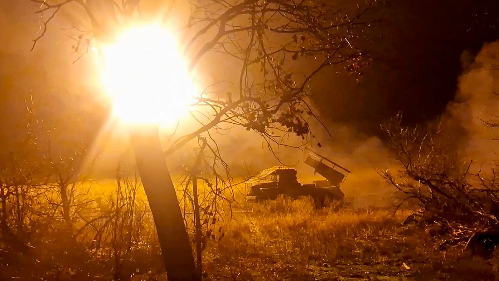 Fuerzas del ejército ruso atacan posiciones ucranianas con fuego de artillería