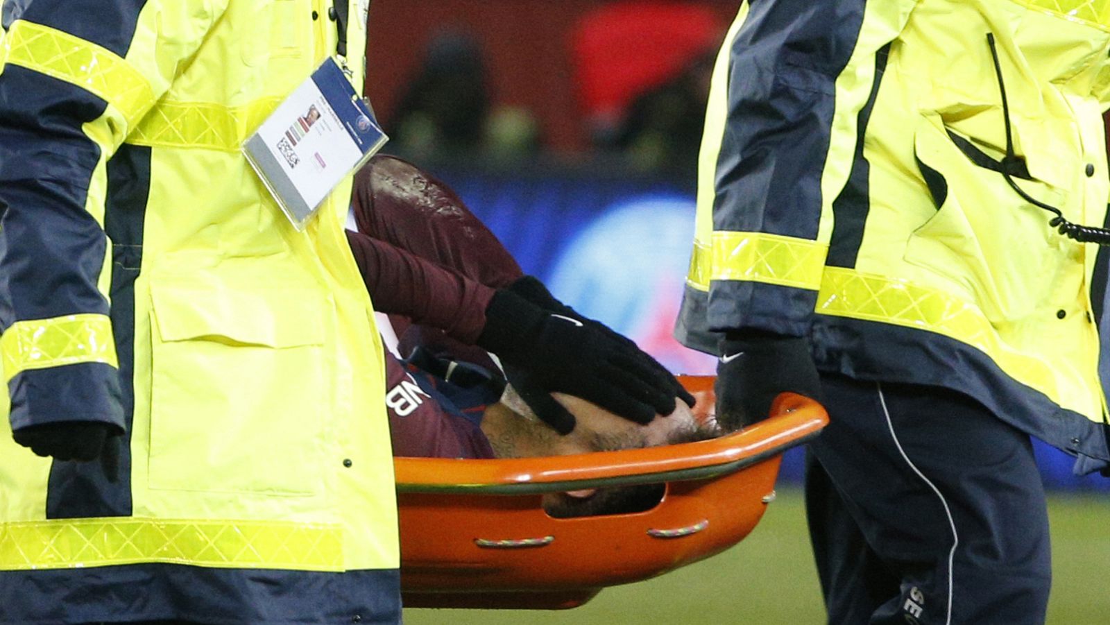 Neymar, retirado en camilla en el clásico francés