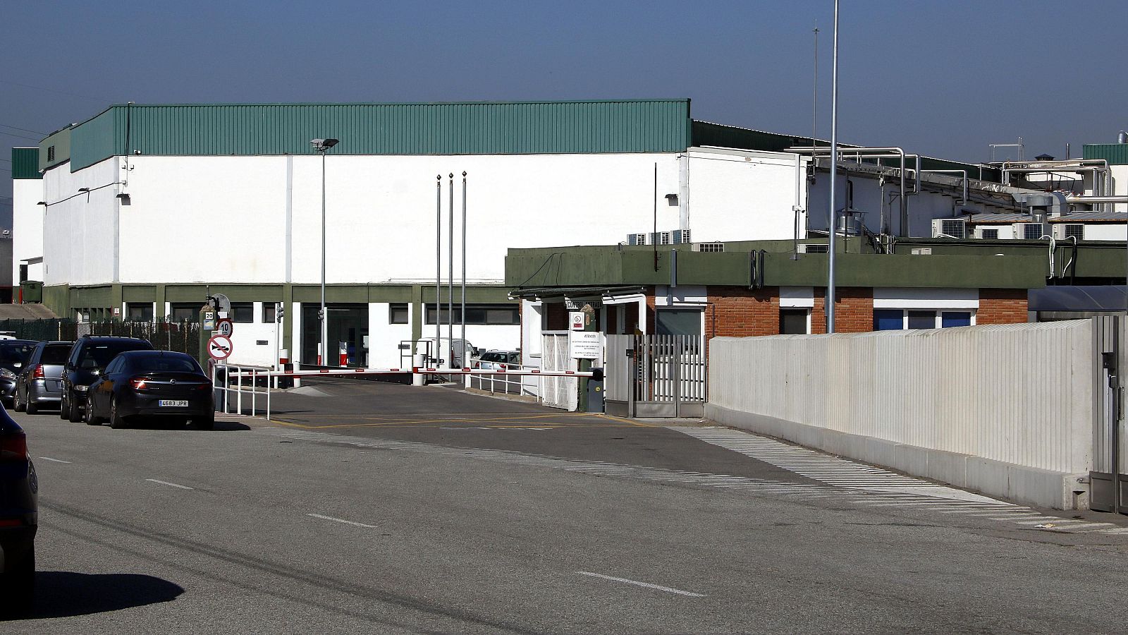 Pla general de l'entrada a l'escorxador que el Grupo Jorge té a Santa Eugènia de Berga | ACN