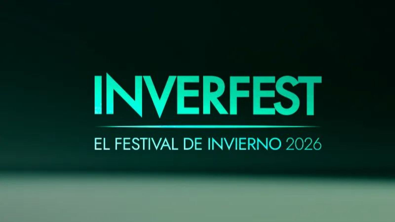 Un cartel publicitario presenta el festival "Inverfest" con letras grandes y un color azul verdoso brillante, anunciando el "Festival de Invierno 2026" sobre un fondo oscuro.