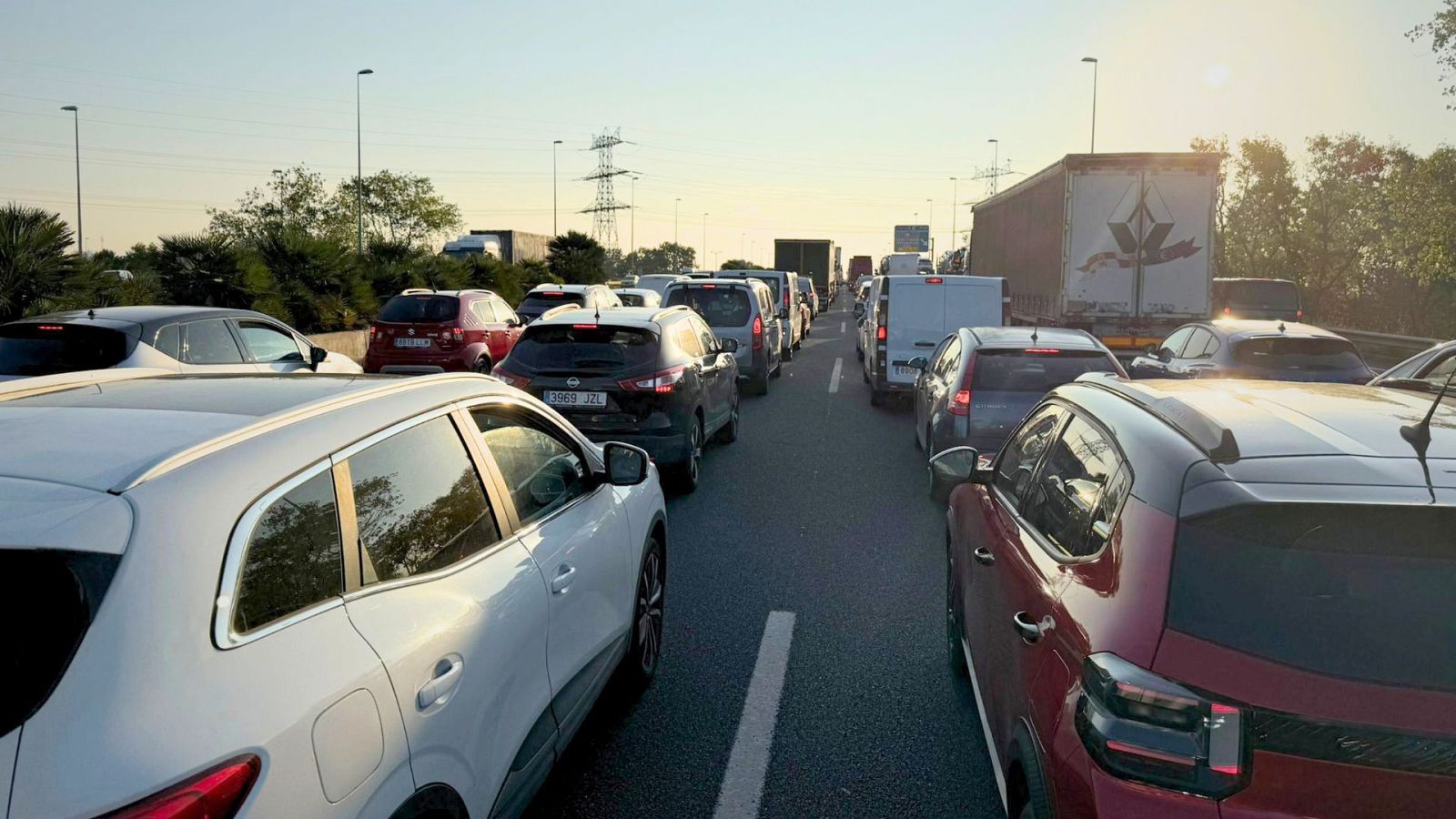 Vehicles fent cua a la ronda litoral
