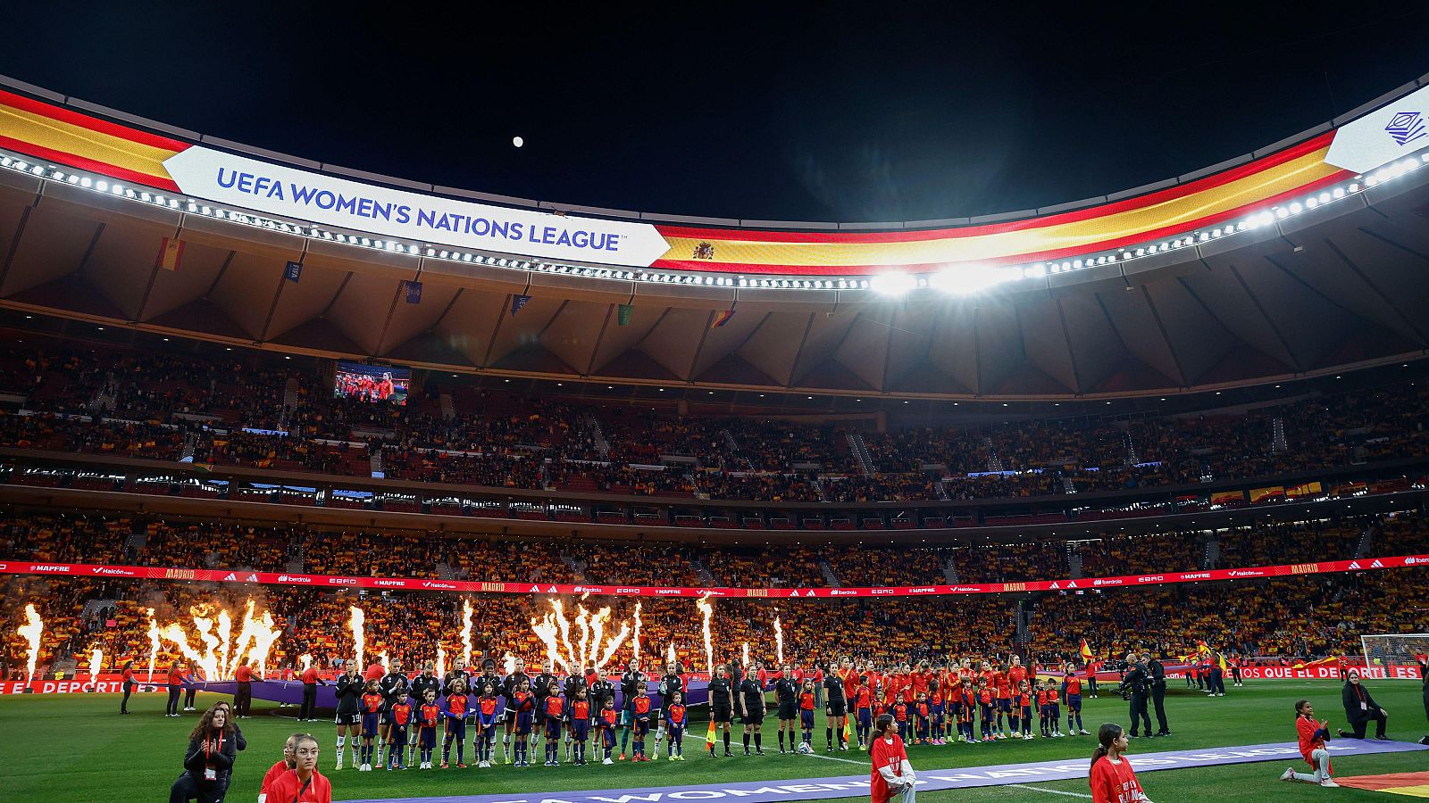 La selección española de fútbol femenino celebra la victoria de la Nations League en el Estadio Metropolitano.
