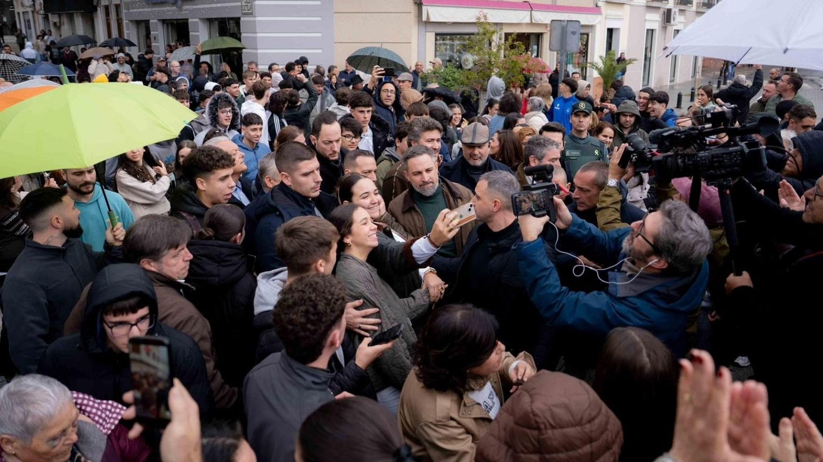 El presidente de Vox, Santiago Abascal, durante una visita a Montijo