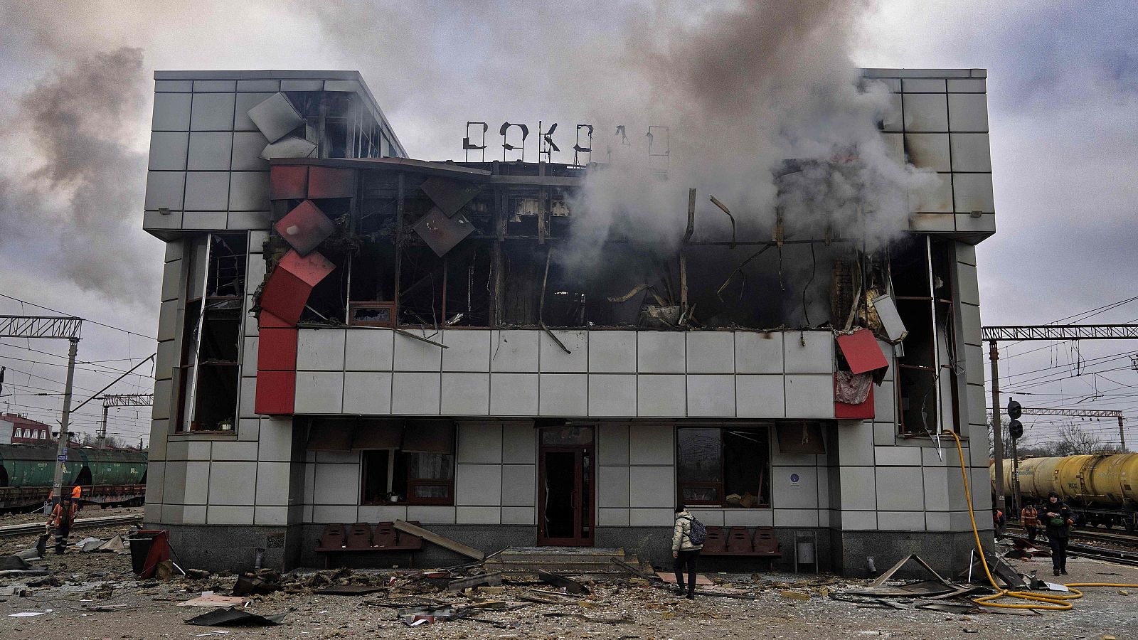 Columnas de humo salen de un edificio de una estación de tren de Fastiv,  gravemente dañada tras un ataque aéreo ruso