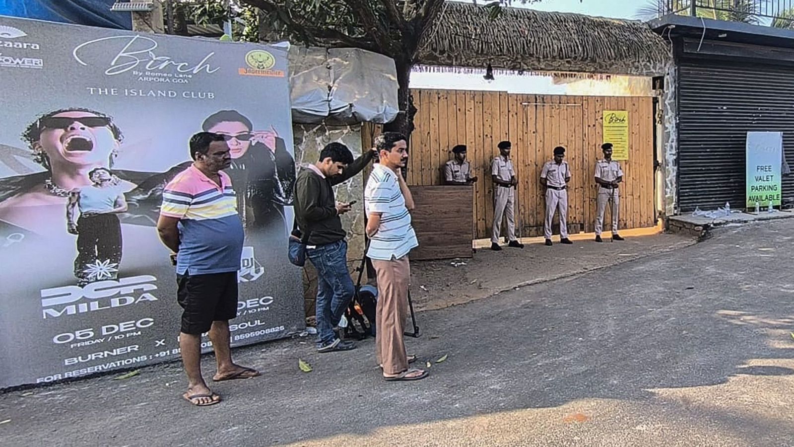 Miembros de la policía hacen guardia en la puerta de la discoteca tras la muerte de 25 personas a causa de un incendio