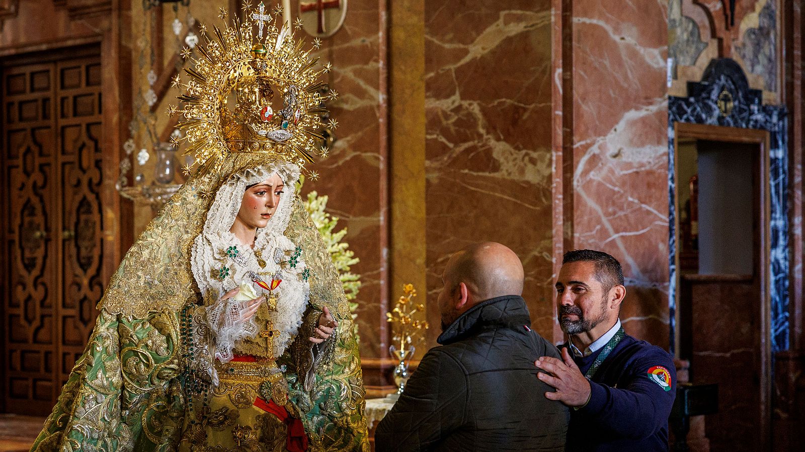 La Macarena regresa al altar casi cuatro meses después de la restauración