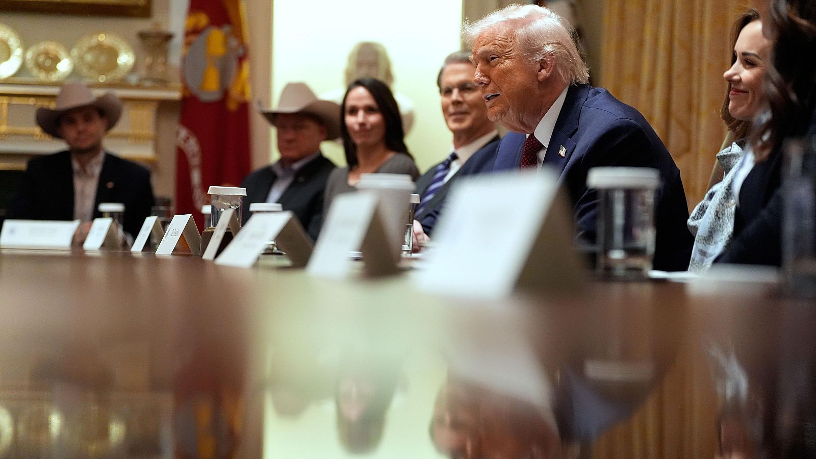 El presidente Donald Trump habla durante una mesa redonda sobre subsidios agrícolas en la Sala del Gabinete de la Casa Blanca
