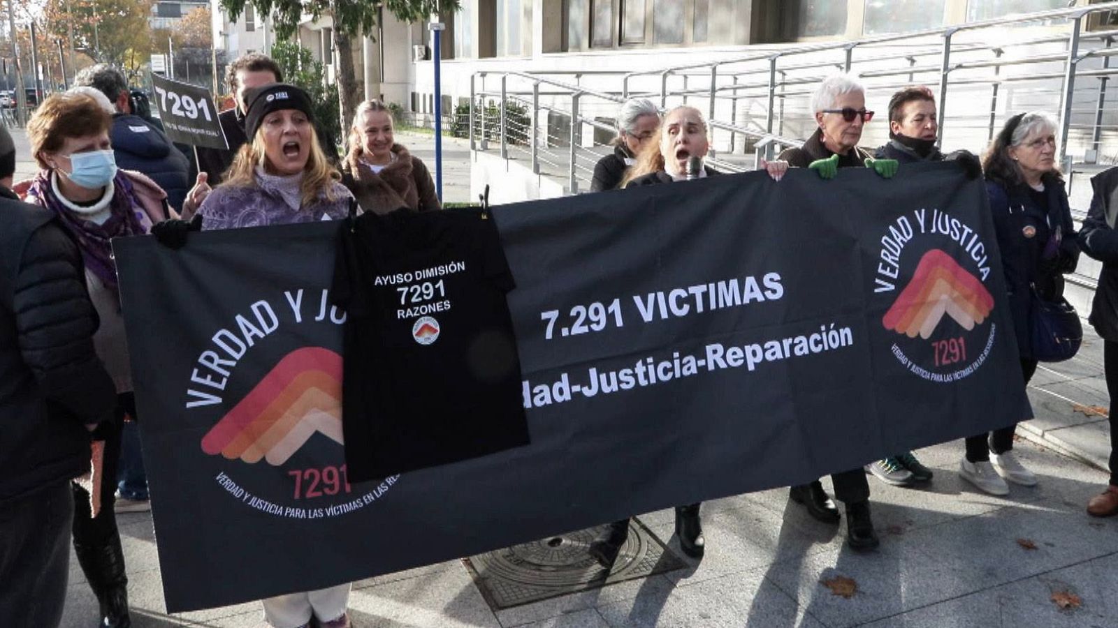 Familiares de víctimas fallecidas en las residencias durante la pandemia se han manifestado a las puertas de los juzgados de Plaza de Castilla