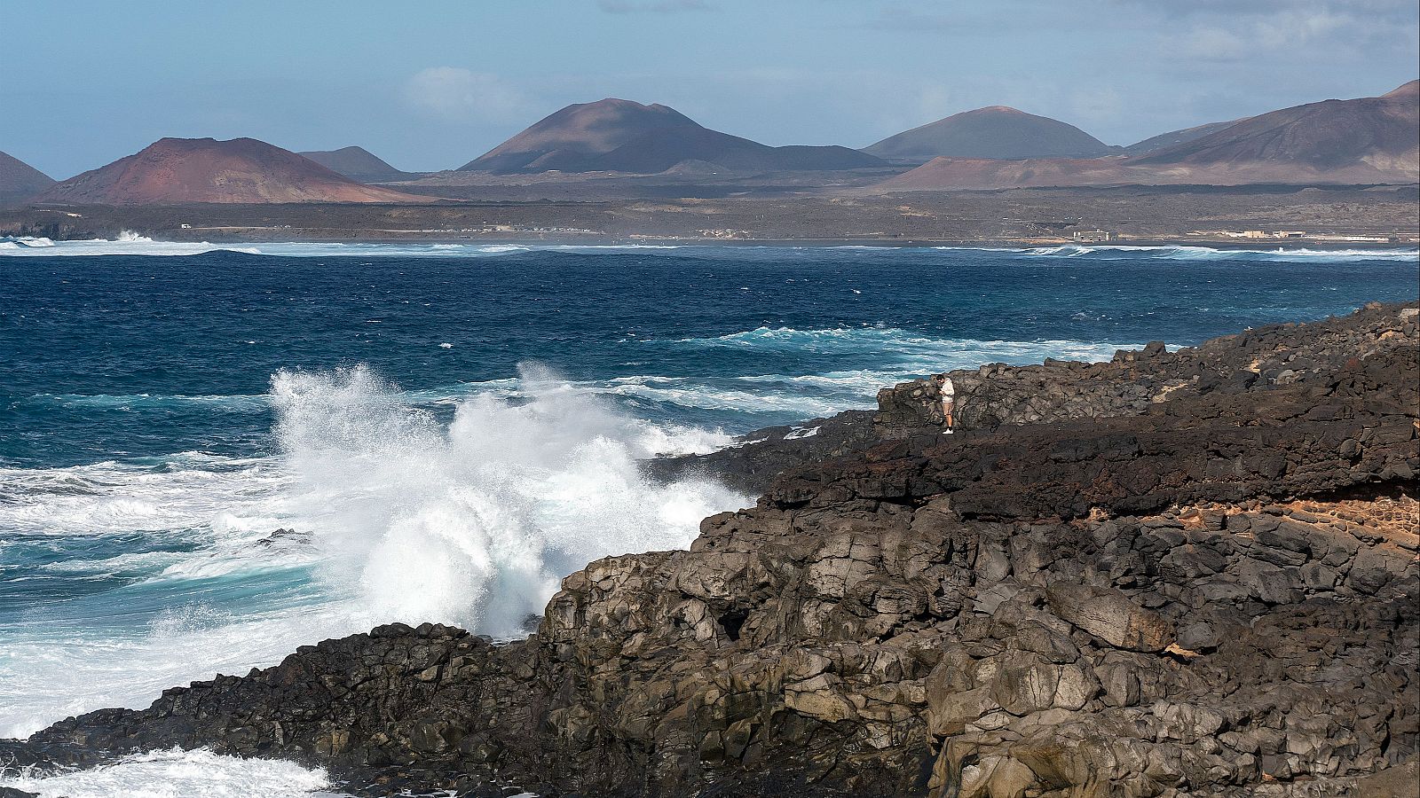 Un joven observa las olas en Los Charcones, en Yaiza (Lanzarote)