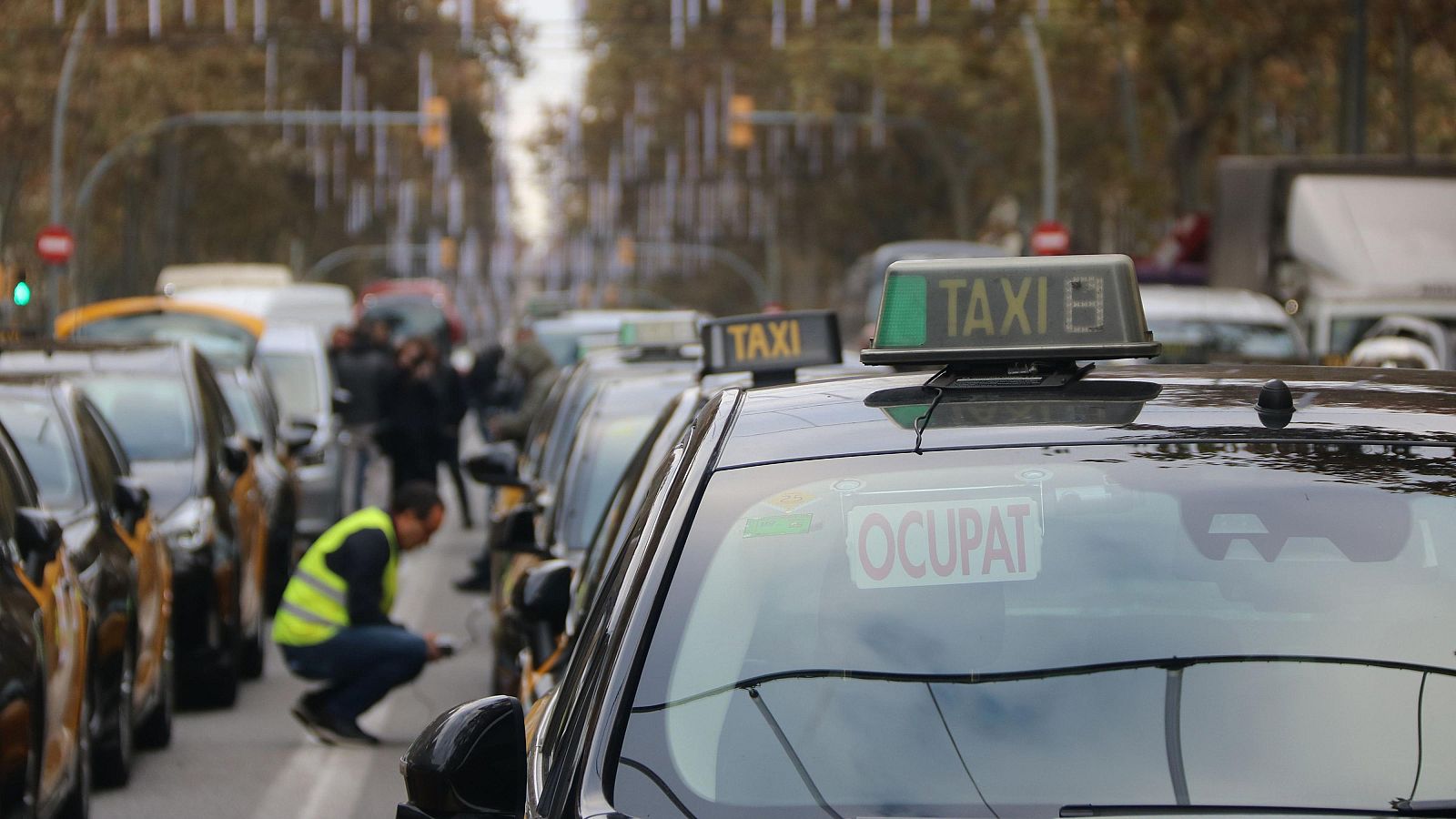 Taxis tallant els carrils centrals de la Gran Via