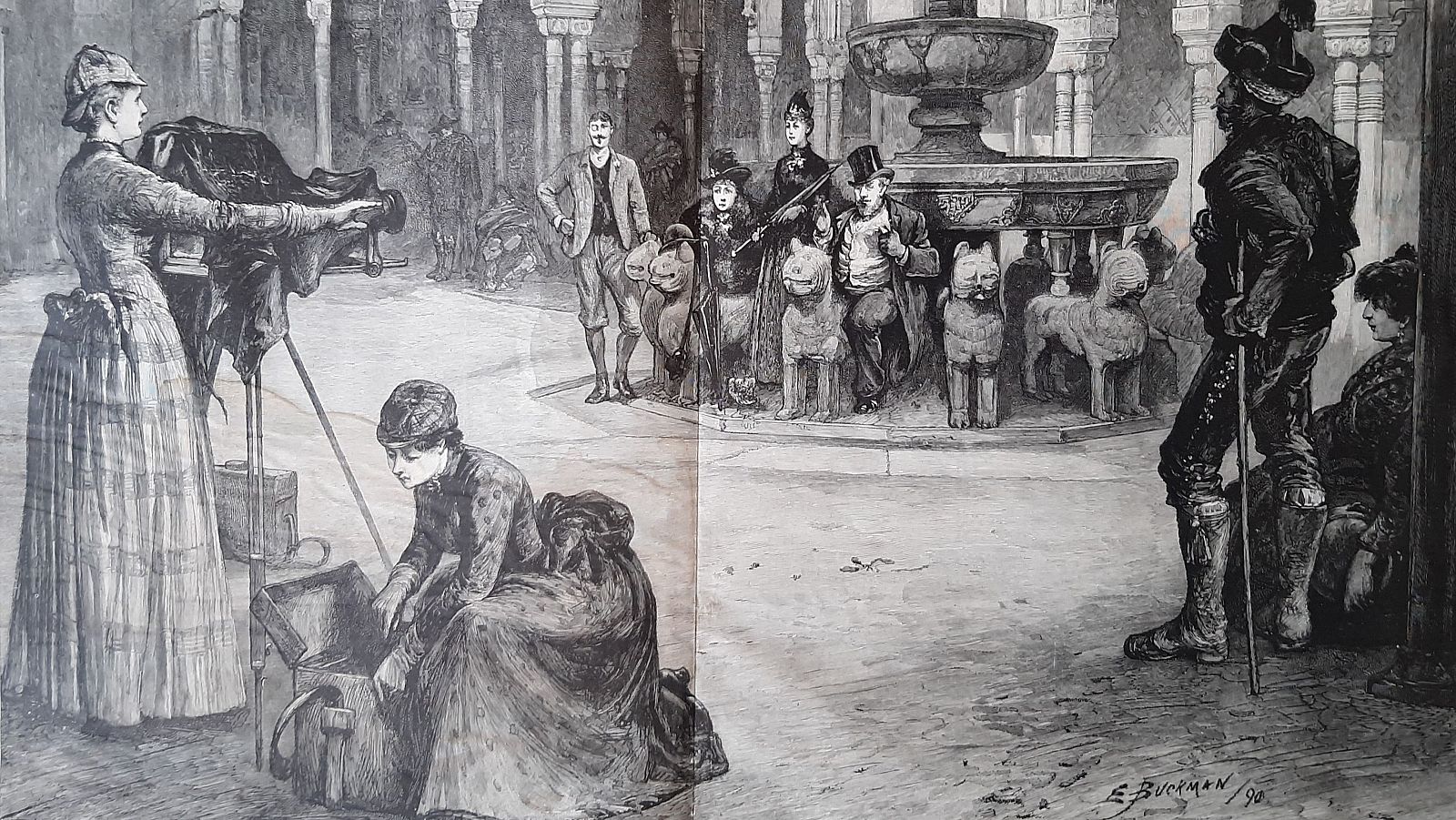 En una imagen de 1890, una fotógrafa prepara su cámara en un patio con arcos y columnas. Un grupo de personas posan para la foto, mientras una ayudante revisa una maleta. Un hombre con sombrero y bastón observa la escena.