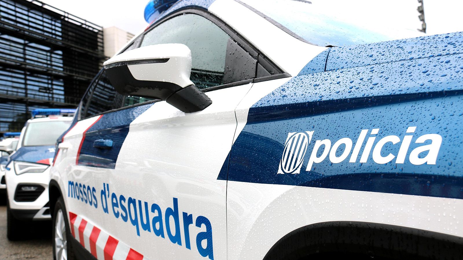 Pla de detall del lateral d'un dels vehicles dels Mossos d'Esquadra | ACN