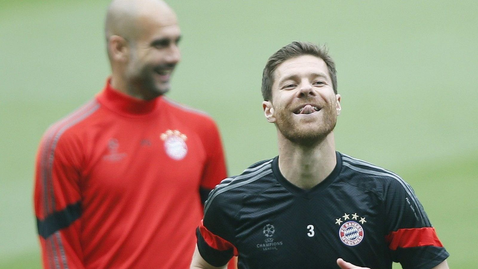 Pep Guardiola (i) y Xabi Alonso (d) durante un entrenamiento en el Bayern de Múnich.