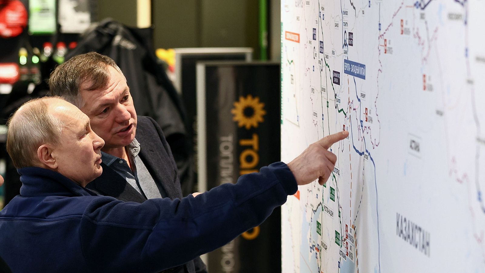 El presidente ruso Vladimir Putin y su viceprimer ministro Marat Khusnullin observan un mapa en febrero de 2024
