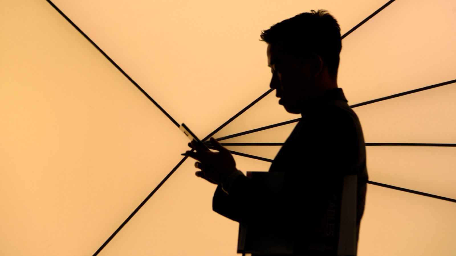 Un hombre consulta su smartphone en el Congreso Mundial de Móviles (MWC), en Barcelona.