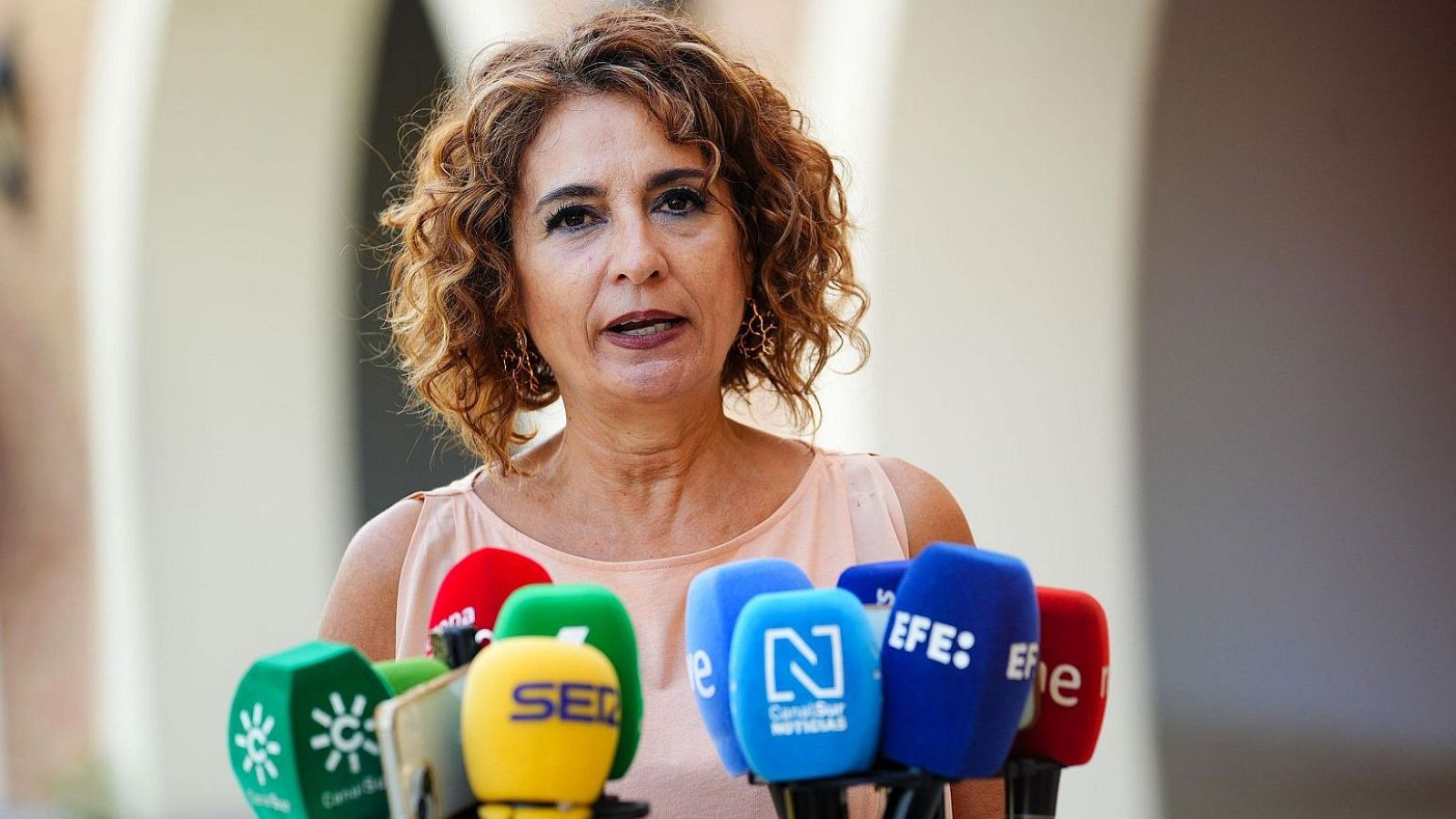 La vicepresidenta primera del Govern i ministra d'Hisenda, María Jesús Montero, atén els mitjans