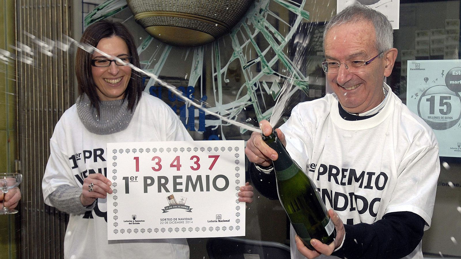 El dueño de la Administración de Lotería de Boñar (León) celebra el Gordo en 2014