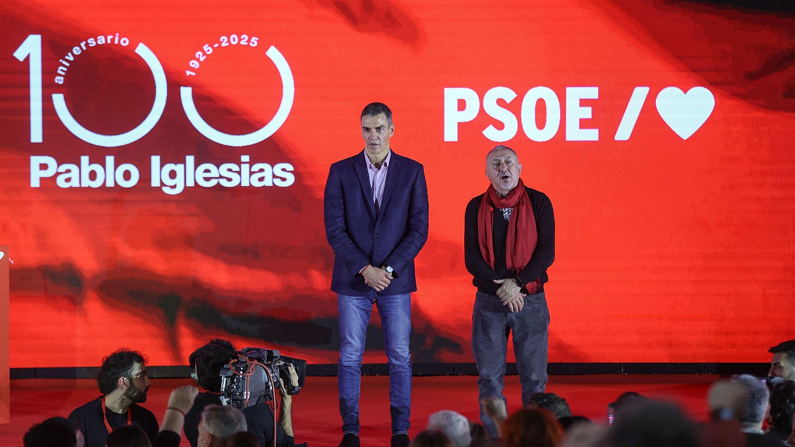 El secretario general del PSOE y presidente del Gobierno, Pedro Sánchez, y el secretario general de la UGT, Pepe Álvarez
