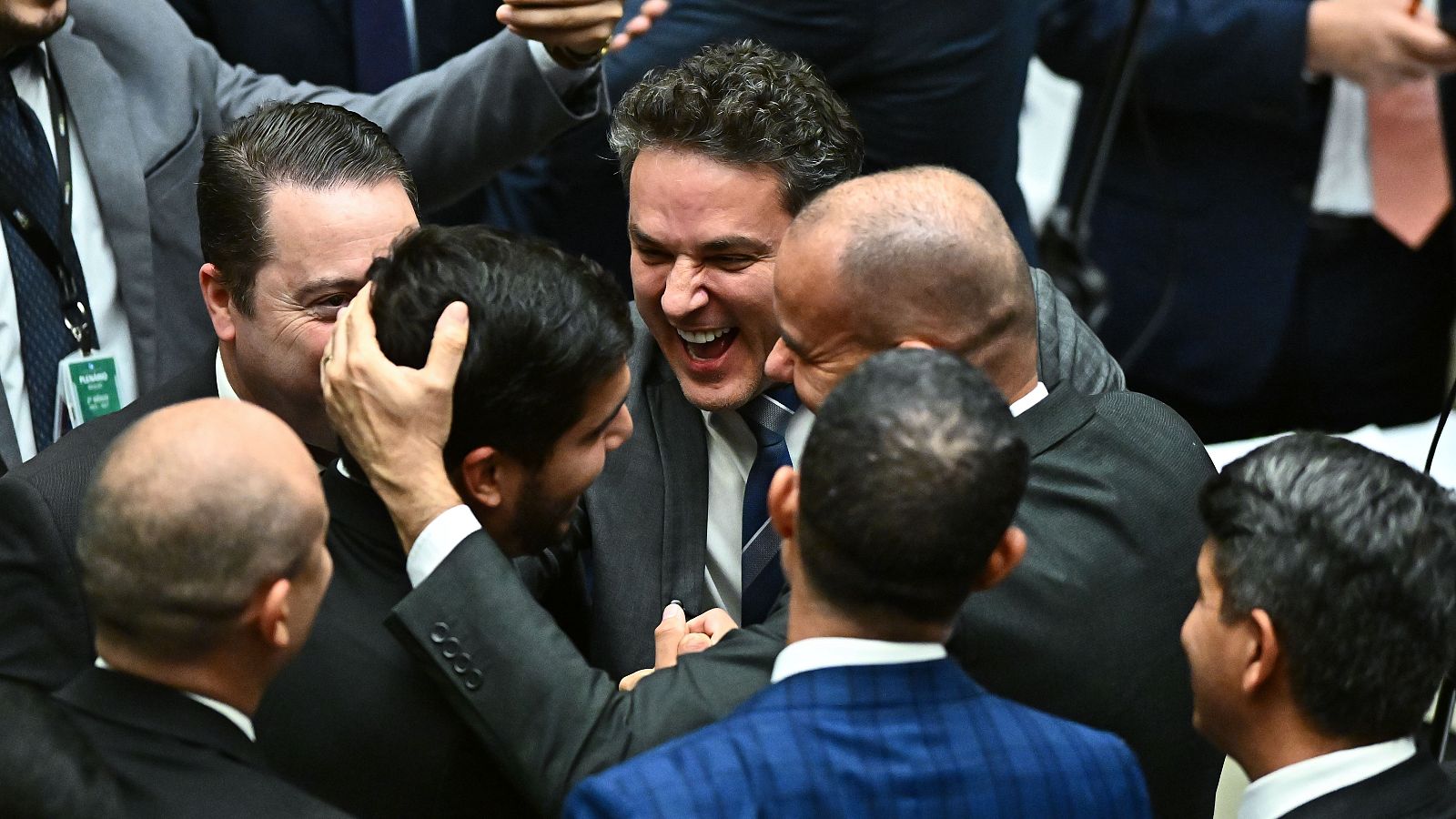 Diputados de la oposición celebran la votación para rebajar la pena a Bolsonaro