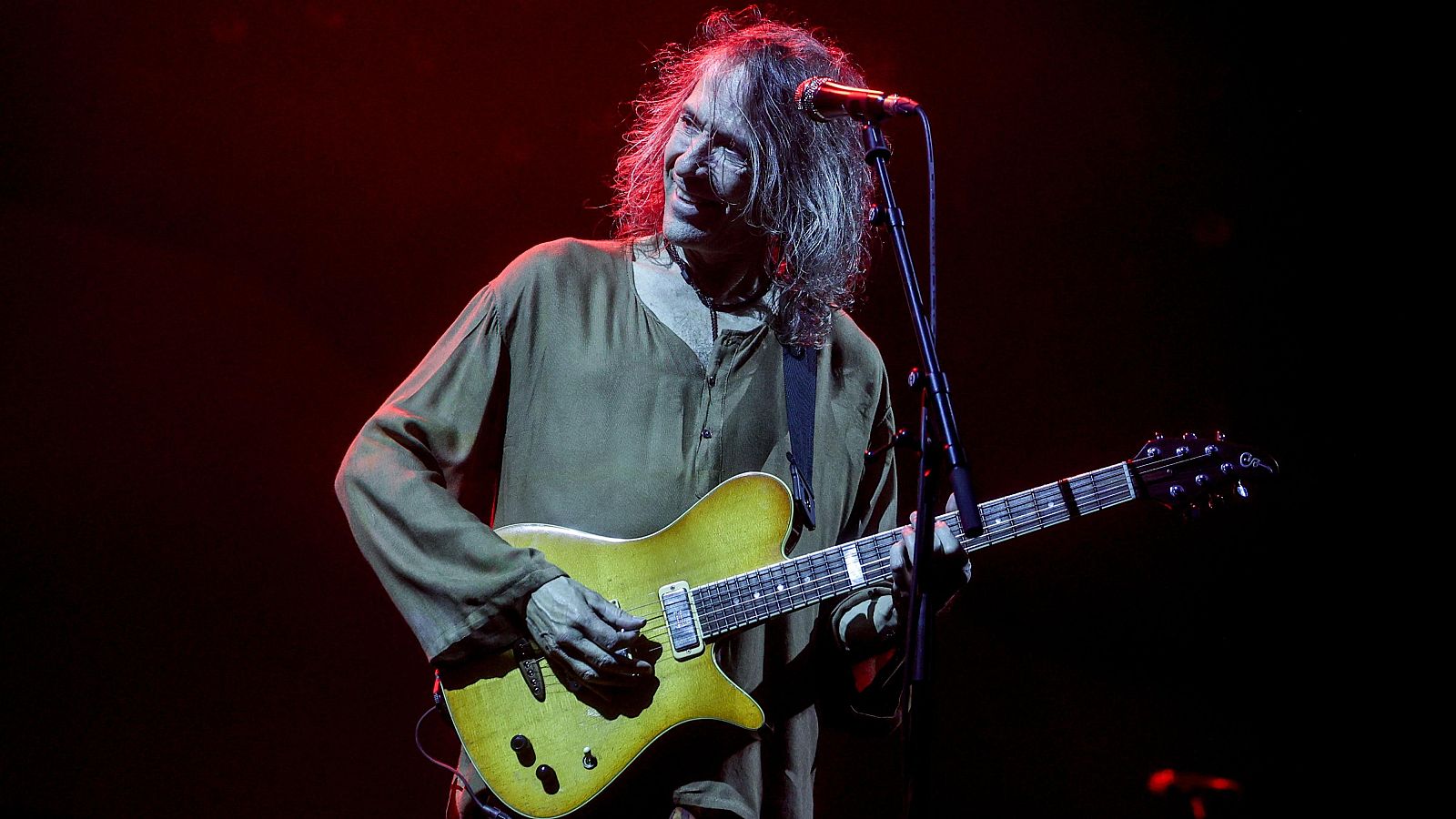 Diego Arroyo, de Veintiuno, rinde homenajea a Robe Iniesta con esta versión de su mítico tema