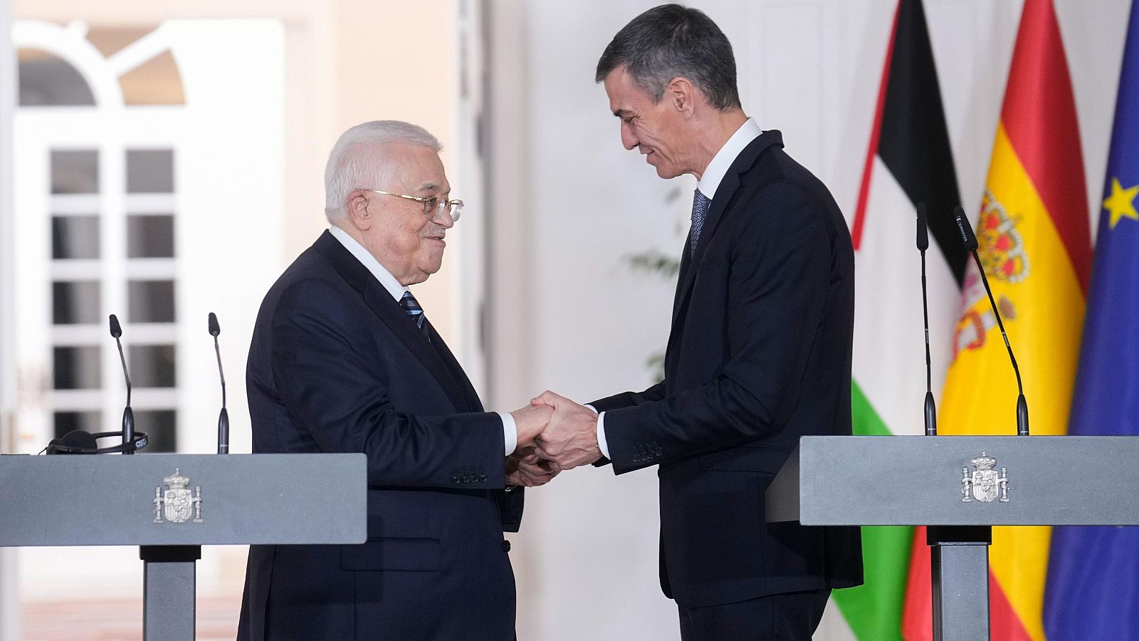 El presidente del Gobierno, Pedro Sánchez, y el presidente de Palestina, Mahmud Abás, en La Moncloa