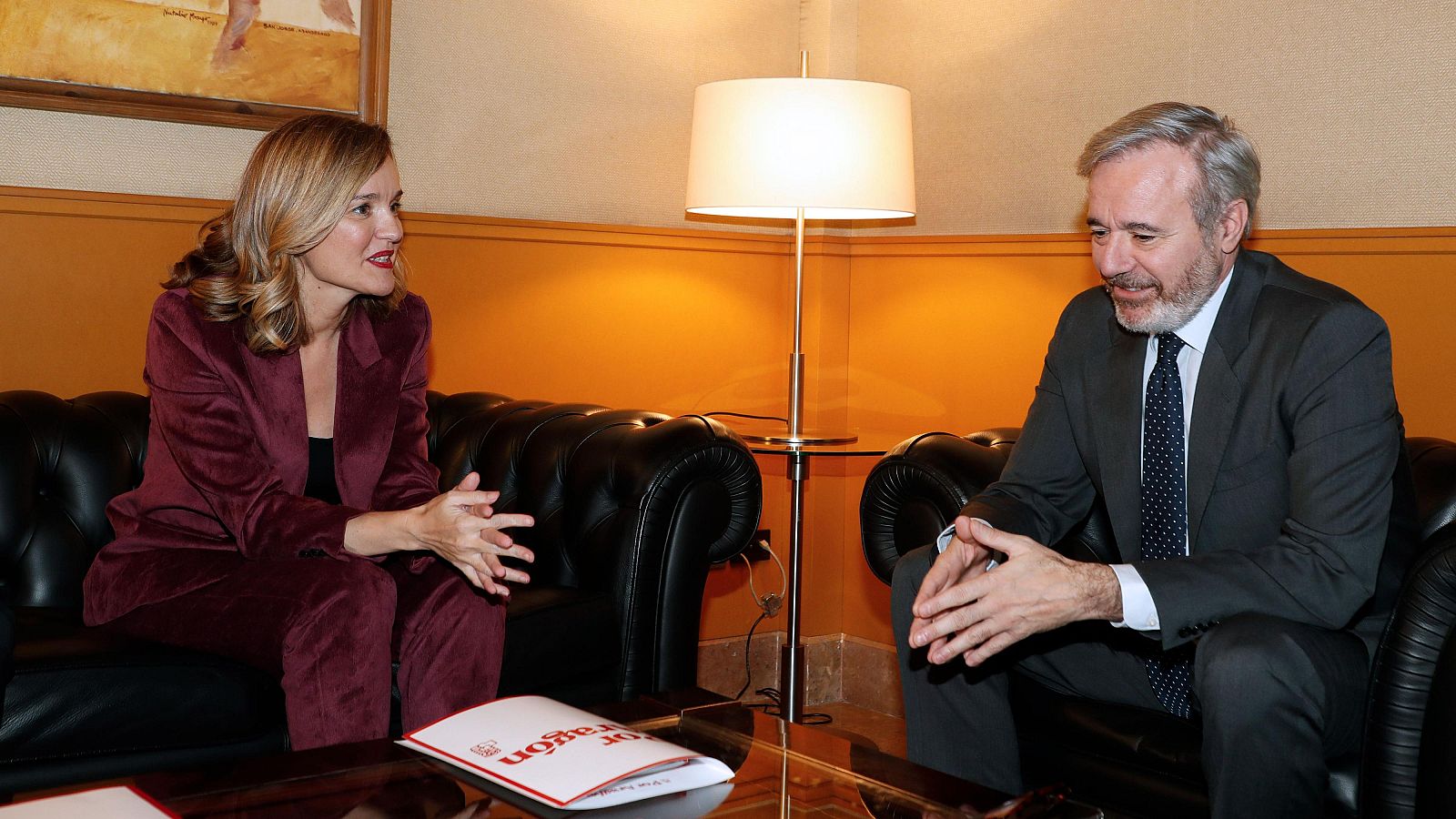 Jorge Azcón y Pilar Alegría durante su reunión dentro de la ronda de contactos con los grupos parlamentarios para la negociación de los presupuestos de Aragón
