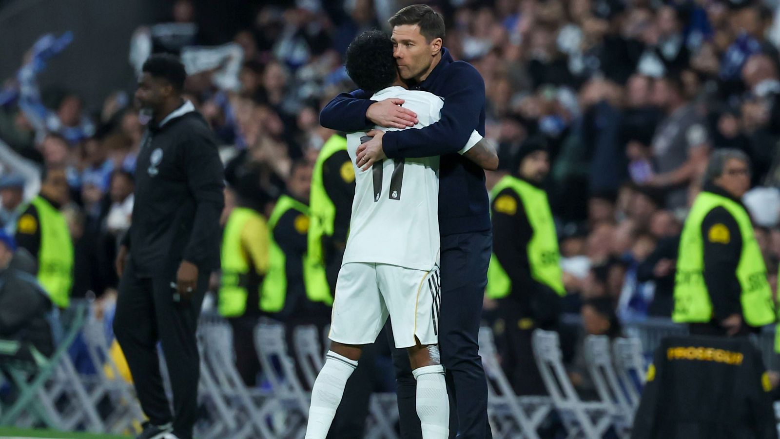 Rodrygo se fue a abrazar a Xabi Alonso tras anotar su gol ante el City.
