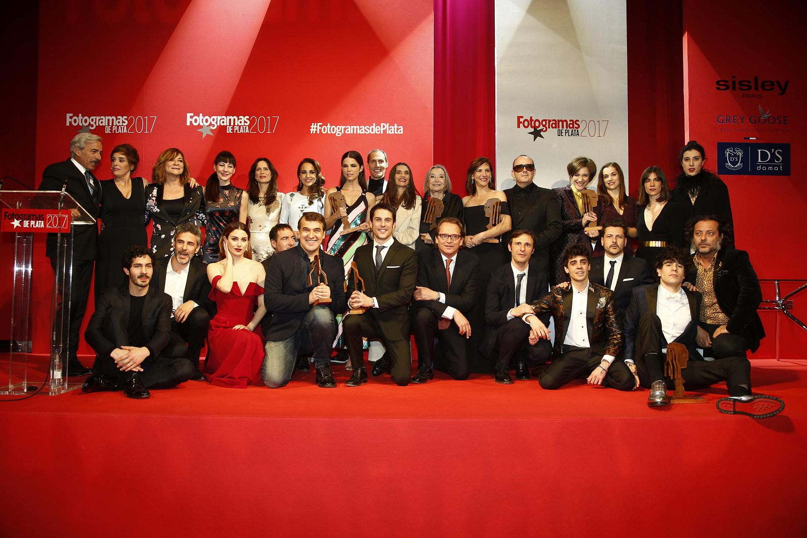 Foto de grupo de los premiados en la gala de los Fotogramas este lunes