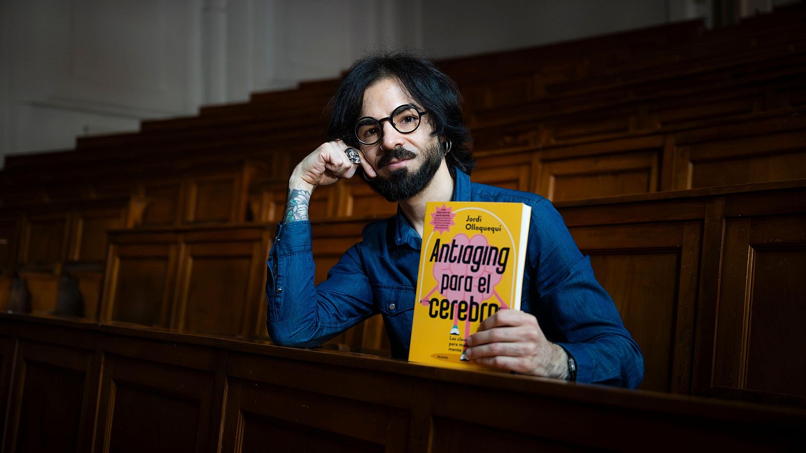 Jordi Olloquequi agafant el seu llibre 'Antiaging para el cerebro'