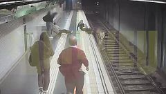 Cau desorientat a les vies del metro i una mossa fora de servei li salva la vida