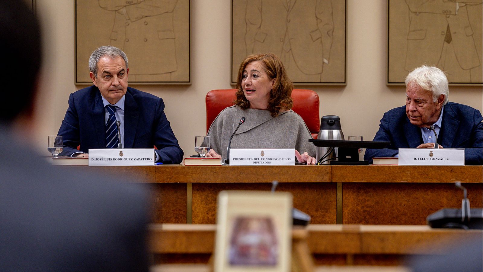 Los expresidentes del Gobierno José Luis Rodríguez Zapatero y Felipe González, y la presidena del Congreso, Francina Armengol.