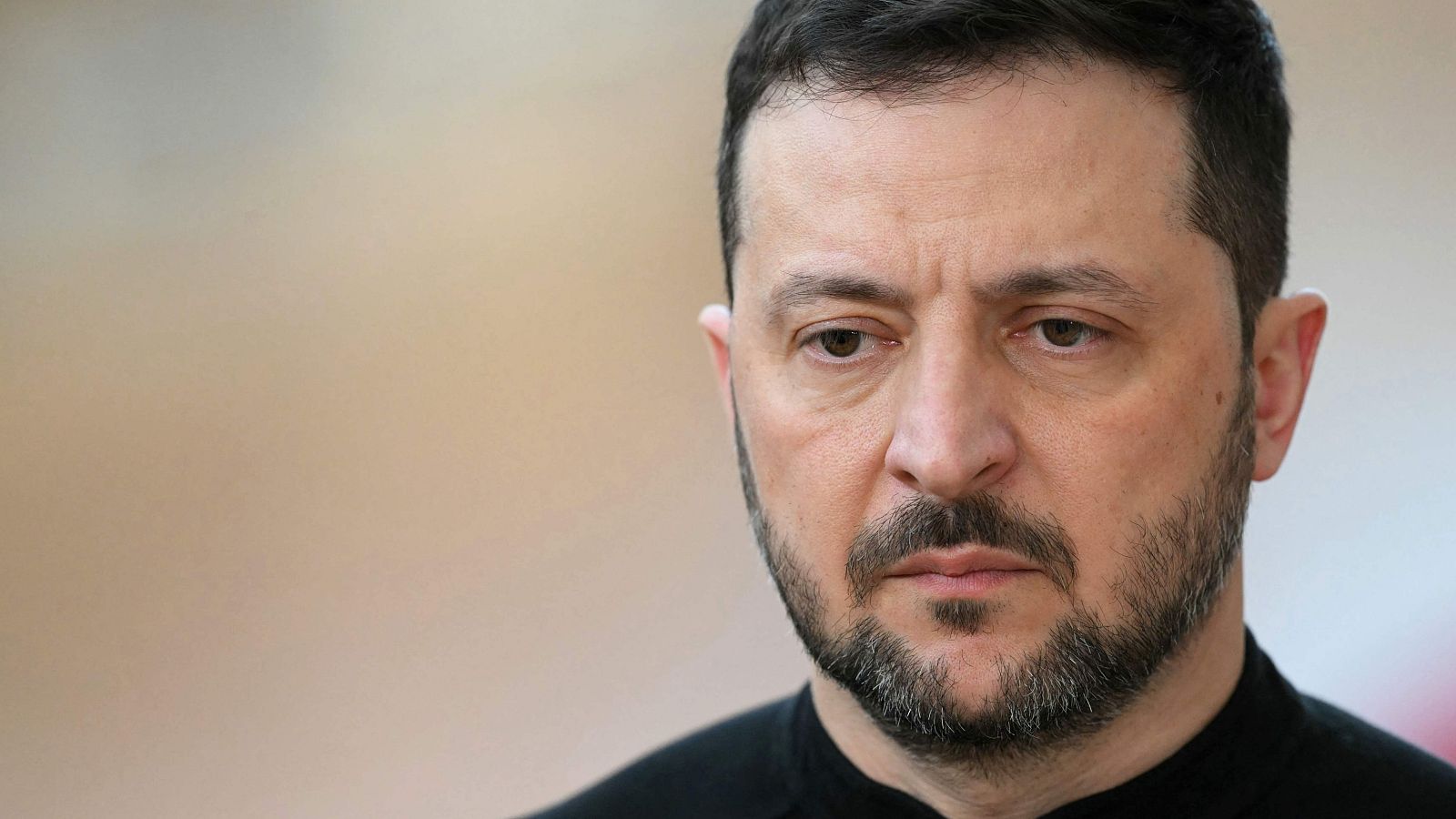 El presidente ucraniano, Volodymyr Zelensky, declaró ayer que cualquier compromiso sobre el control de las regiones orientales debe ser "justo" y validado mediante una "elección" o un "referéndum" en Ucrania.
