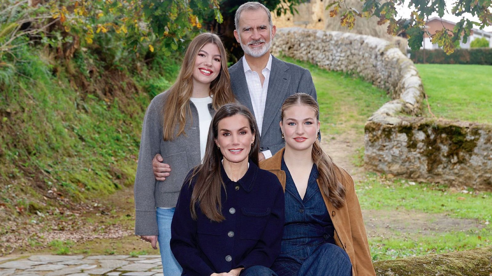 Los reyes felicitan la Navidad junto a la princesa Leonor y la infanta Sofía con una imagen rural en Asturias