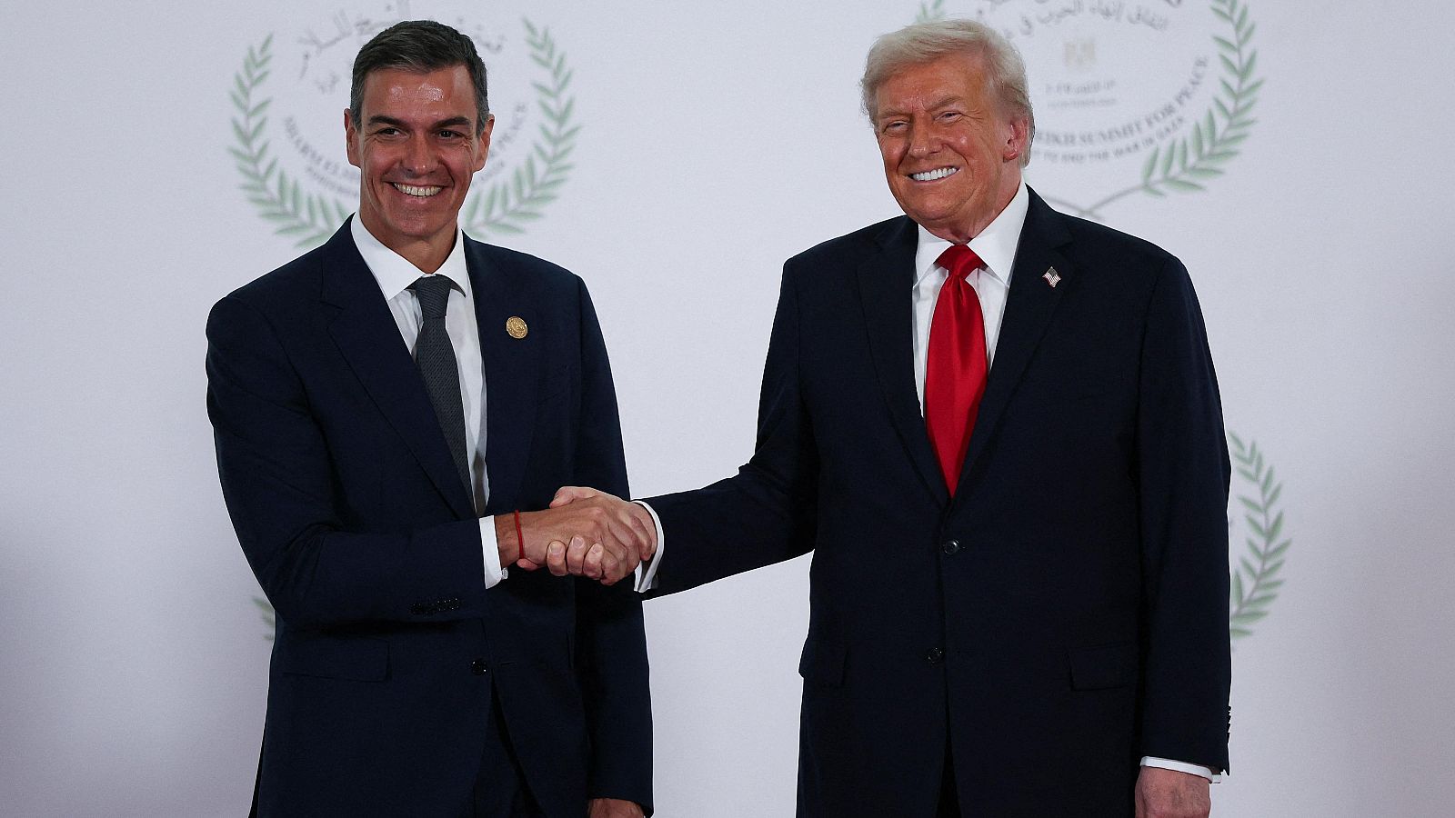 El presidente del Gobierno, Pedro Sánchez, y el presidente estadounidense, Donald Trump, durante la Cumbre de Paz de Egipto de octubre de 2025