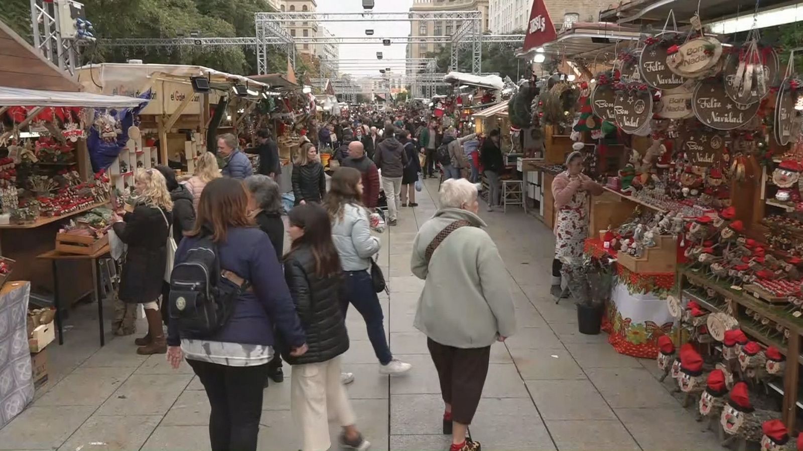 L'avinguda de la Catedral de Barcelona s'omple de paradetes cada Nadal