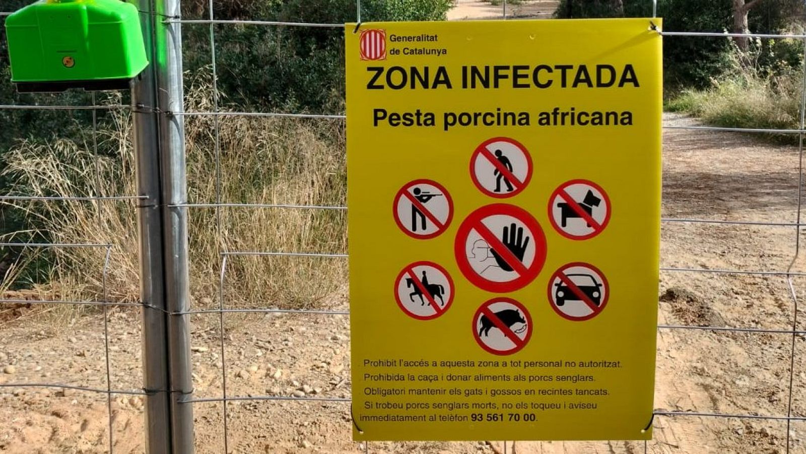 Cartell indicant la zona d'infecció de pesta porcina tancada perimetralment a Collserola