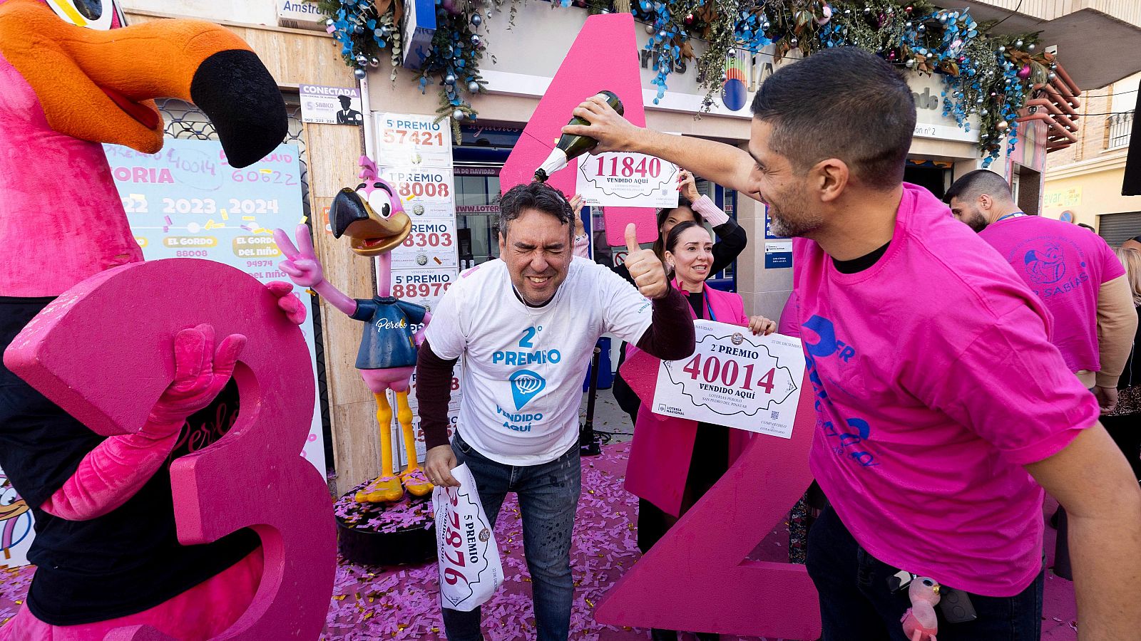 Varios trabajadores de la administración 'El Perolo' de San Pedro del Pinatar celebran haber vendido varios premios en 2024