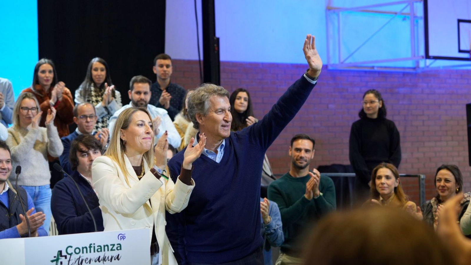 El presidente del PP, Alberto Núñez Feijóo, y la presidenta de la Junta de Extremadura y candidata a la reelección, en Navalmoral de la Mata, Cáceres.