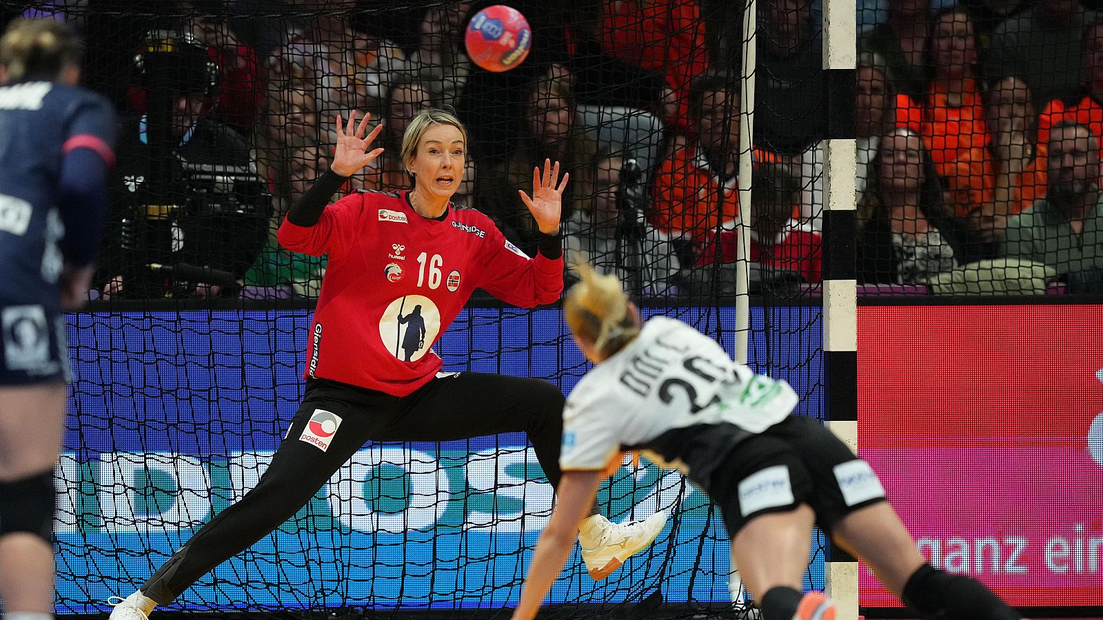 Noruega – Alemania femenino: Katrine Lunde trata de detener un penalti a Emily Vogel