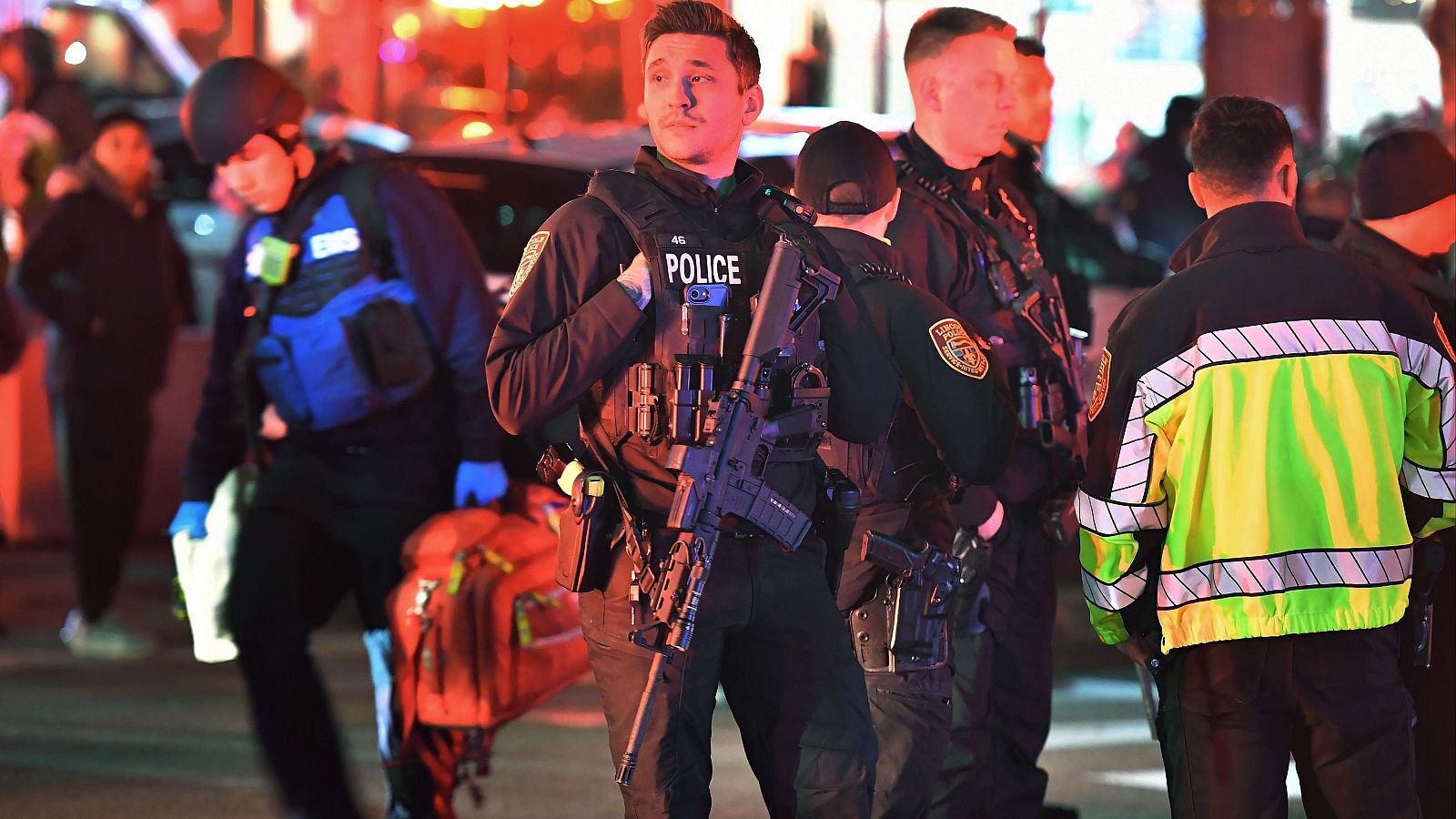 Agentes de las fuerzas de seguridad se reúnen cerca de la Universidad Brown en Providence, Rhode Island durante la investigación de un tiroteo
