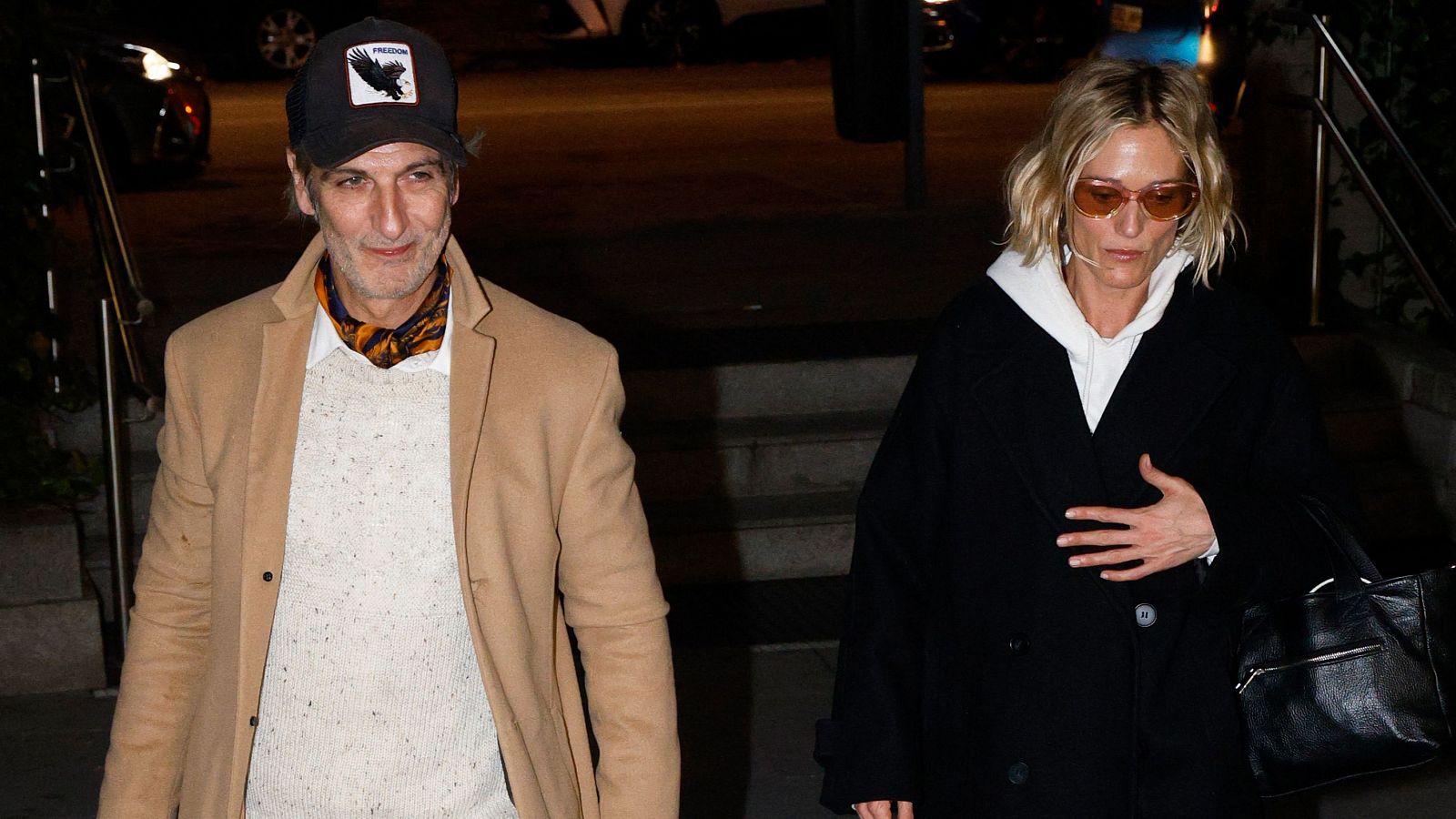 Ernesto Alterio llega acompañado de Ella Jazz al tanatorio en la despedida de su padre